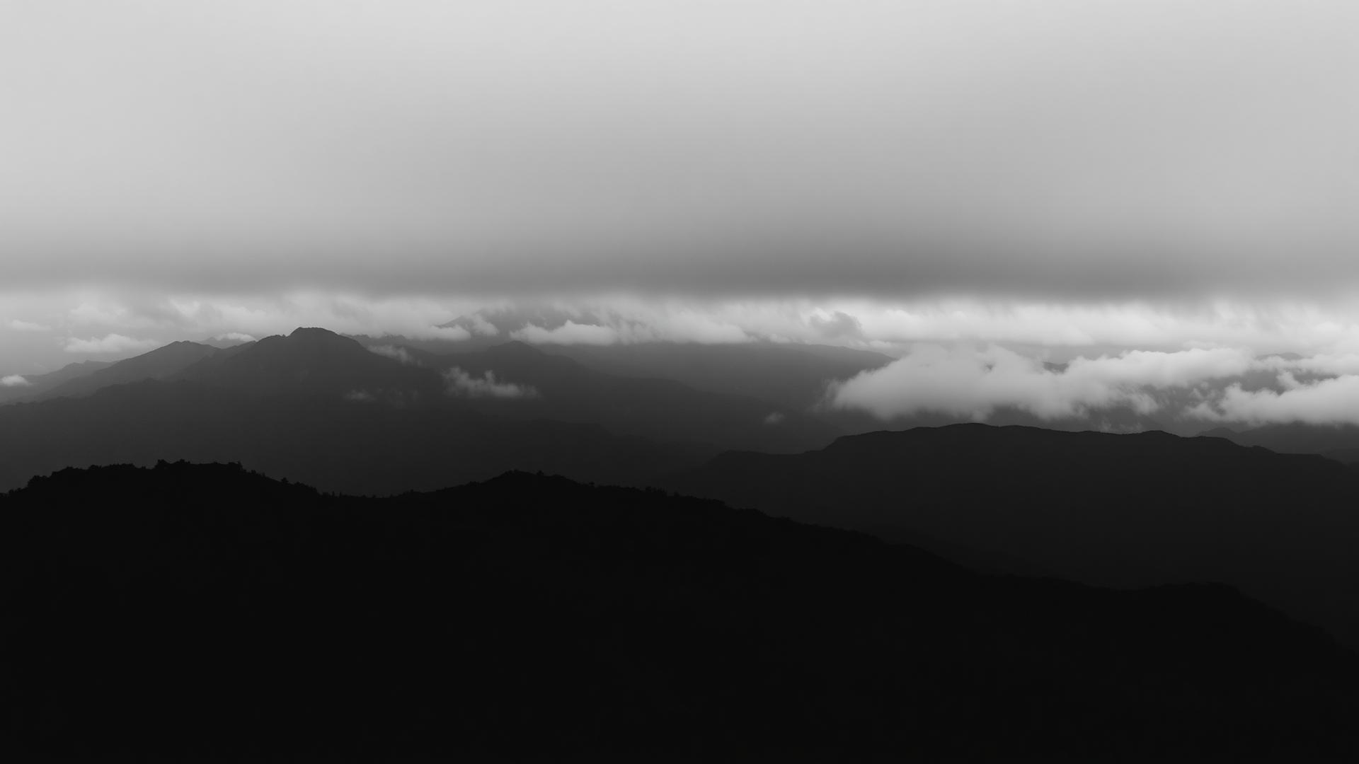 Montañas oscuras en blanco y negro